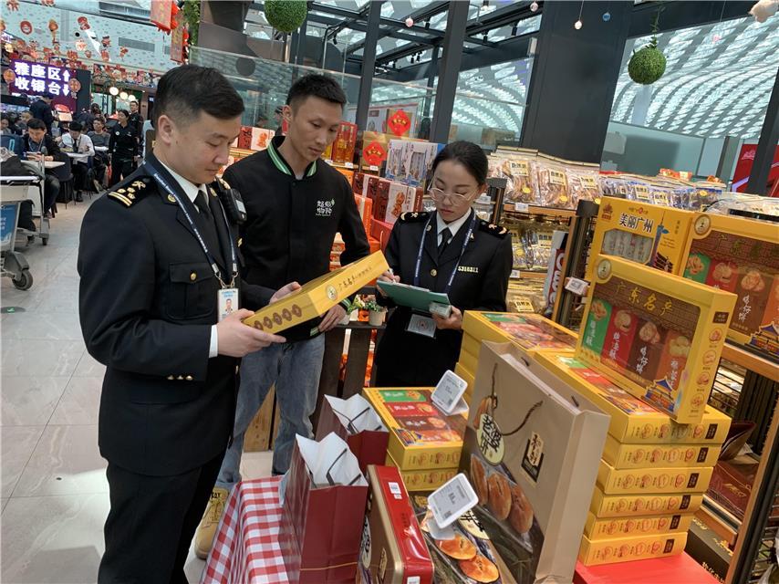 肯德基全新工作服亮相，展現(xiàn)品牌新形象，引領(lǐng)快餐行業(yè)潮流風(fēng)尚