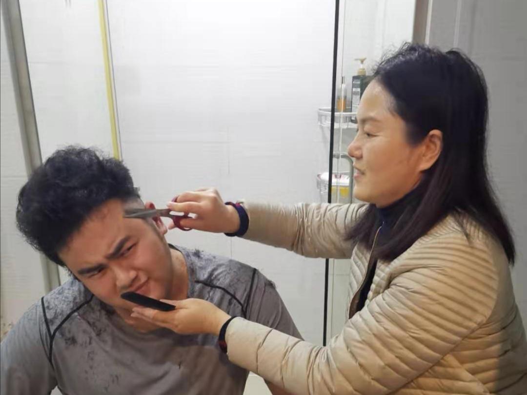 最新理發(fā)視頻教程，輕松掌握發(fā)型設計技巧，打造時尚造型！